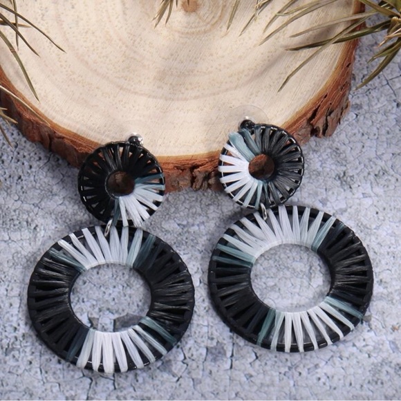 ❤️Black and White Ombre Round Drop Earrings - Picture 2 of 6